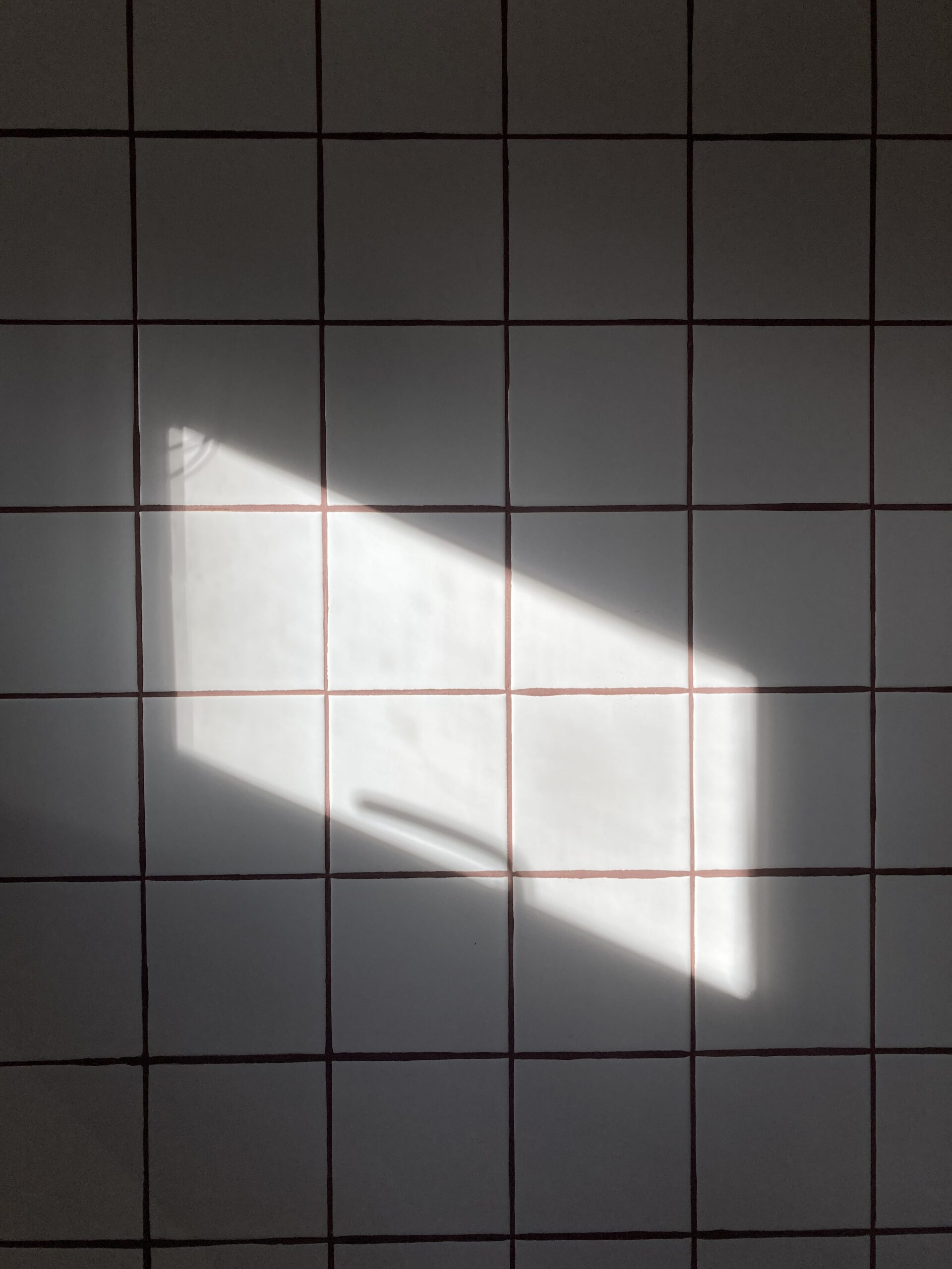 Kaklad yta i varma kulörer från ett av kontorets projekt